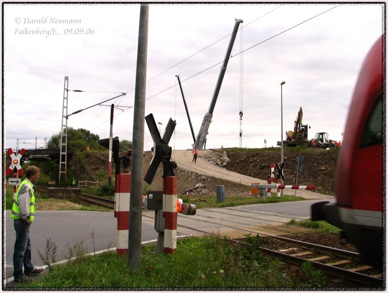 Die Strecke Falkenberg - Wittenberg kreuz im Norden des Bfs die Strecke Falkenberg - Berlin. Das dortige Kreuzungsbauwerk wird nun auch einem Neubau weichen. 09.09.06