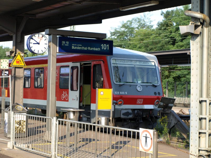 Die Strecke von Karlsruhe nach Bundenthal-Rumbach wird nur noch selten befahren. Im Sommer 1x sonntags hin und wieder zurck. Hier eine BR 928 im Bahnhof Karlsruhe am 17. August 2008.