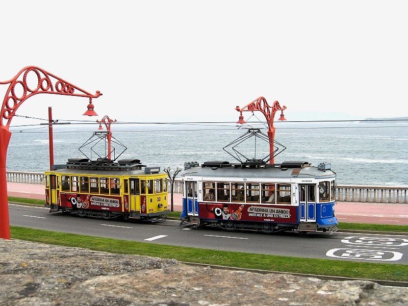 Die Strecke der Straßenbahn A Coruña führt die Küste entlang. Hier sind ...
