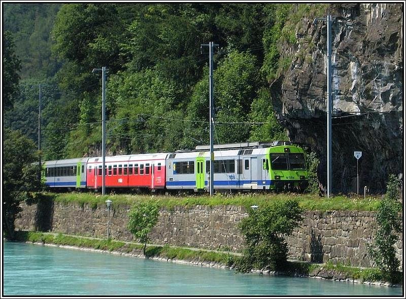 Die Strecke zwischen den Bahnhfen Interlaken-West und -Ost fhrt zu einem guten Teil entlang der Aare. Am frhen Nachmittag des 28.07.2008 habe ich von einer Brcke ber der Aare diesen BLS-Regionalzug RBDe 565 aufgenommen, der zwischen Spiez und Interlaken-Ost pendelt. Interessant der farblich abweichende Wagen.
