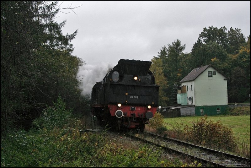 Die Strecke zwischen Br�gge und Meinerzhagen dient nurnoch dem G�terverkehr. Teilweise hat die Natur schon besitz �ber das Gleisbett ergriffen... 78 468 dampft bei Oberbr�gge in Richtung Meinerzhagen. (05.10.2008)

