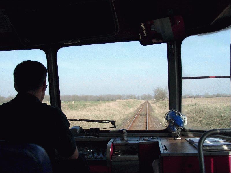 Die Strecke zwischen Neustadt (Dosse) und Neuruppin verluft weitgehend durch landwirtschaftlich genutztes, einsames Gebiet.