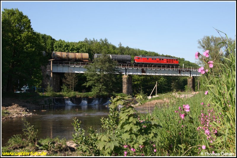 Die Strecken um Nossen bieten viele sch�ne Motive. So wie hier die Muldenbr�cke bei Altzella, welche am 14.05.08 von 241 008 befahren wird, welche einen Leerzug vom GTL Rh�sa zum Bf Nossen bringt.