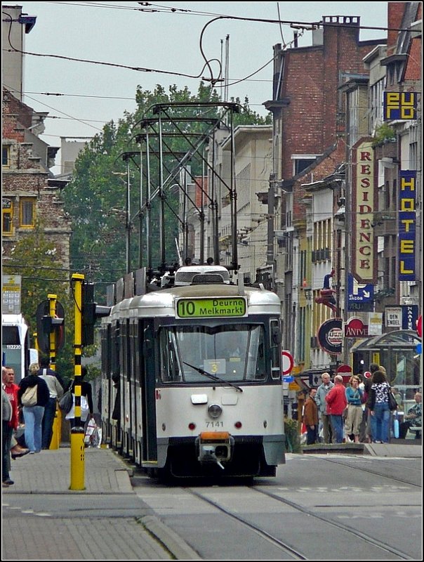 Die Stromabnehmer der Straenbahnwagen in Antwerpen sind fast so hoch wie die Wagen selbst. 13.09.08 (Jeanny)