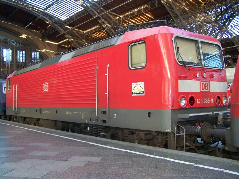 Die in Stuttgart beheimatete 143 655 wurde mithilfe Pbz 77652 nach LD X berfhrt.