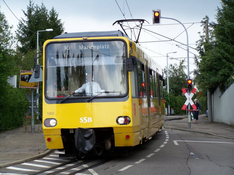 Die Stuttgart Zahnradbahn bei der berquerung eines B´s. Aufgenommen bei der Ausfahrt aus den Haltepunkt Pfaffenweg am 13.August 2007.
Gru noch an den netten Lokfhrer.