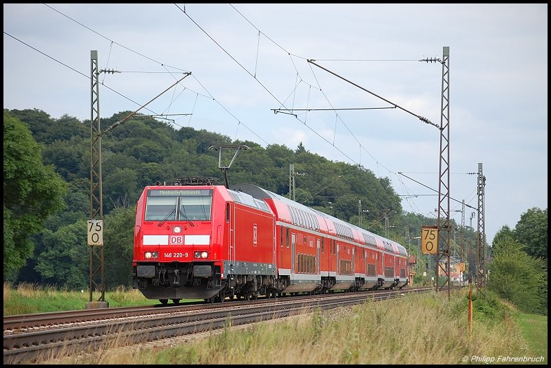 Die Stuttgarter 146 220 bringt zur Nachmittagszeit des 24.07.08 eine Doppelstockwagen-Garnitur ber die Filsbahn (KBS 750) und Stuttgart Hbf nach Mosbach-Neckarelz, aufgenommen am Km 75,0 in Hhe Halzhausen.
