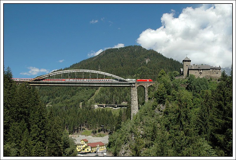 Die Sdansicht der Trisannabrcke von einer etwas tieferen Position und mit 18 mm aufgenommen. OEC 163  Transalpin  von Basel nach Wien West am 25.7.2007. Links im Bild ist Schloss Wiesberg zu sehen. (Nochmaliger Upload: Das Foto besteht jetzt aus 2 Bildern, ich habe das Schloss Wiesberg extra mit 35 mm fotografiert, und nachtrglich eingefgt, damit es nicht so verzerrt dargestellt wird.)
