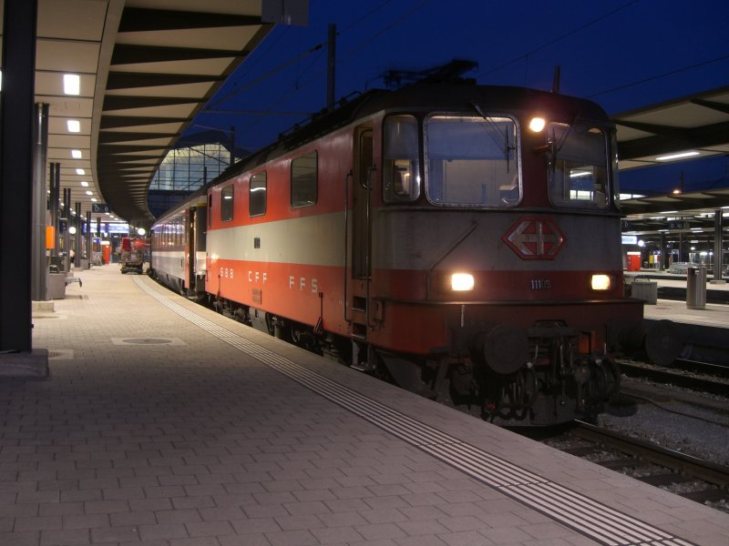 Die Swiss Express Re 4/4 II 11109 ist die letzte Betriebsfhige in dieser Lackierung. Hier steht sie im Bahnhof Basel SBB am 14.04.2007