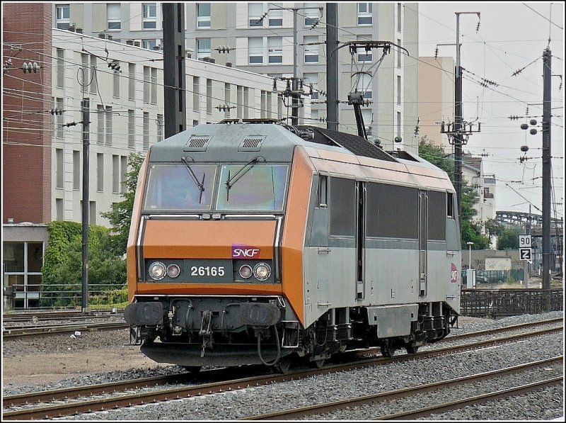 Die Sybic 26165 fhrt am 22.06.08 ohne Anhang durch den Bahnhof von Metz. (Hans)
