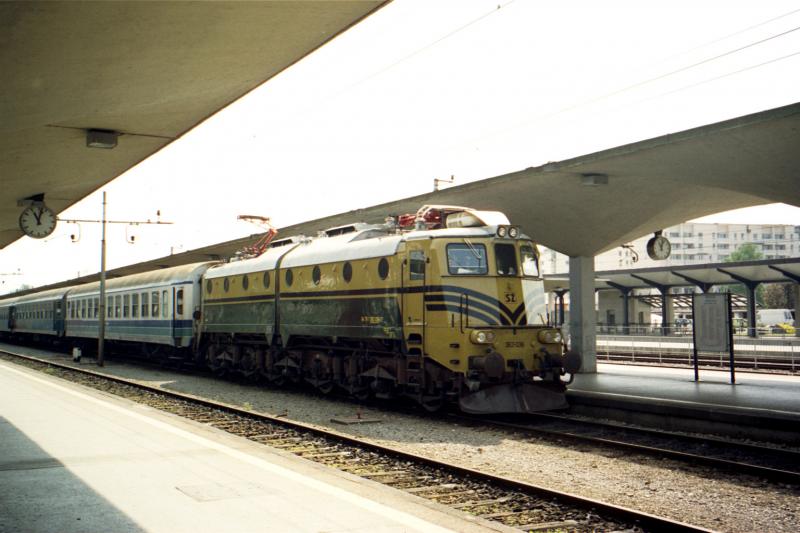 Die SZ E-Lok 362 - 036 mit Personenzug in Ljubljana.
3.Mai 2001 