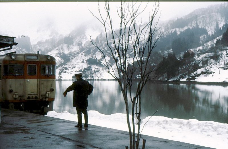 Die Tadami-Linie (Aizu Wakamatsu-Koide). Ankunft des Triebwagens キハ(KI HA)58 1526 im düsteren Aizu Kawaguchi. 13.Februar 1985.
