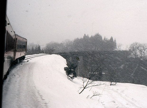 Die Tadami-Linie im Schneesturm, bei Aizu Yokota. Es führt der Triebwagen キハ(KIHA)48 534. 13.Februar 1985.  