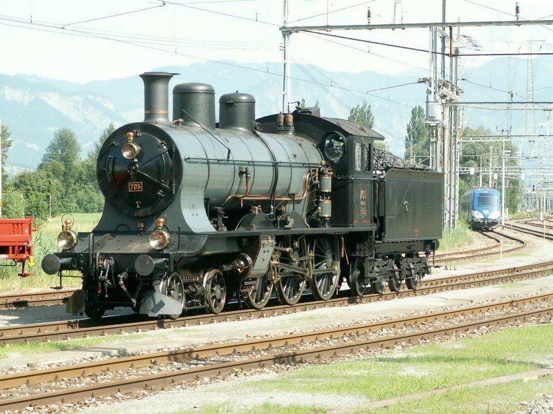 Die tadellos gepflegte Schnellzuglok A 3/5 Nr.705 fhrt zum Wasserfassen(Mit zwei Gartenschluchen!!)Im Hintergrund ein Siemens Steuerwagen fr Israel. Sargans 05.07.08