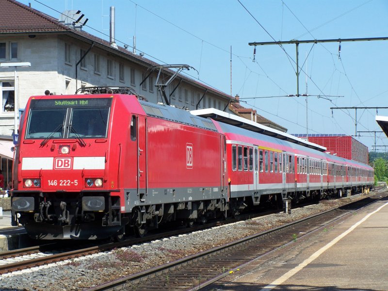 Die tglich in Aalen zu sehende Br.146 222-5 fuhr am 19.05.07 auf Grund von vielen Umleiterzgen von Gleis 1 nach Stuttgart Hbf ab. Hier im Bahnhof Aalen.