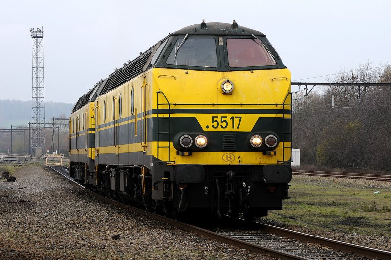 Die Tage der 55er im Grenzverkehr Montzen-Aachen sind gezhlt.
Hier 5517 am 09.12.2008 in Montzen (B).