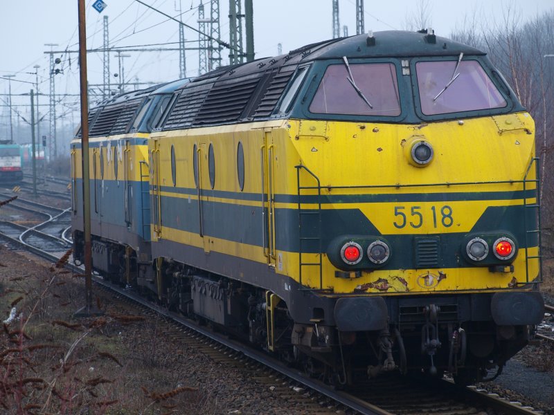 Die Tage der Br55 sind gezhlt, noch fahren sie vereinzelt in Doppeltraktion den Gterverkehr zwischen Aachen West und Belgien.Seit Dezember 2008 ist jedoch die Strecke durchgehend elektrisch befahrbar und im Hintergrund des Bildes kann man schon die ablsung der Dieselloks sehen, moderne 186er.