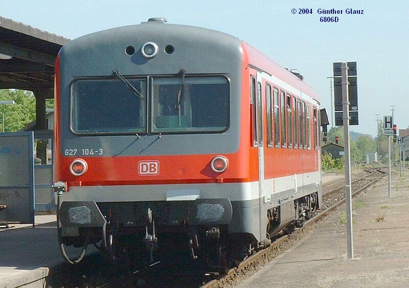 Die Tage der vier Triebwagen 627 sind gezhlt! 627 104-3 am 26.05.2004 in Aulendorf.