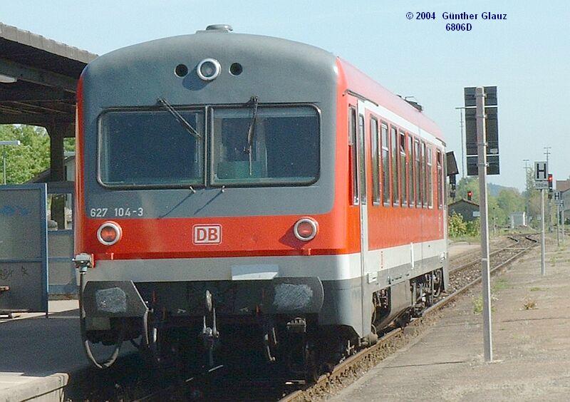 Die Tage der vier Triebwagen 627 sind gez�hlt! 627 104-3 am 26.05.2004 in Aulendorf.