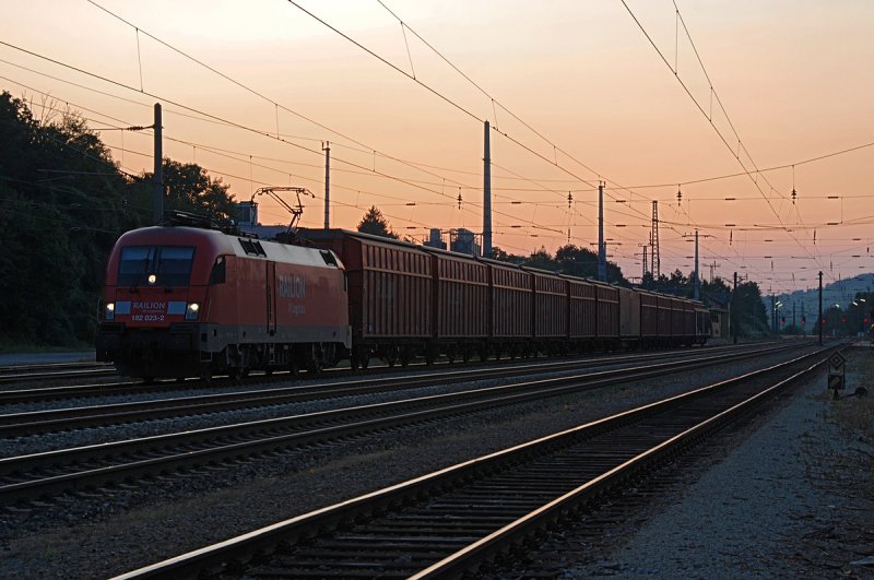 Die Tagen werden krzer. Am 08.09.2009 entstand dieses Foto der 182 023 kurz nach Sonnenuntergang um 19:20 in Neulengbach.