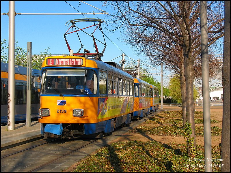 Die Tatra-Zge der LVB sind ein vertrauter Anblick im Stadtbild von Leipzig. Hier steht Wagen 2139 an der Haltestelle Leipzig Messe, 14.04.07.