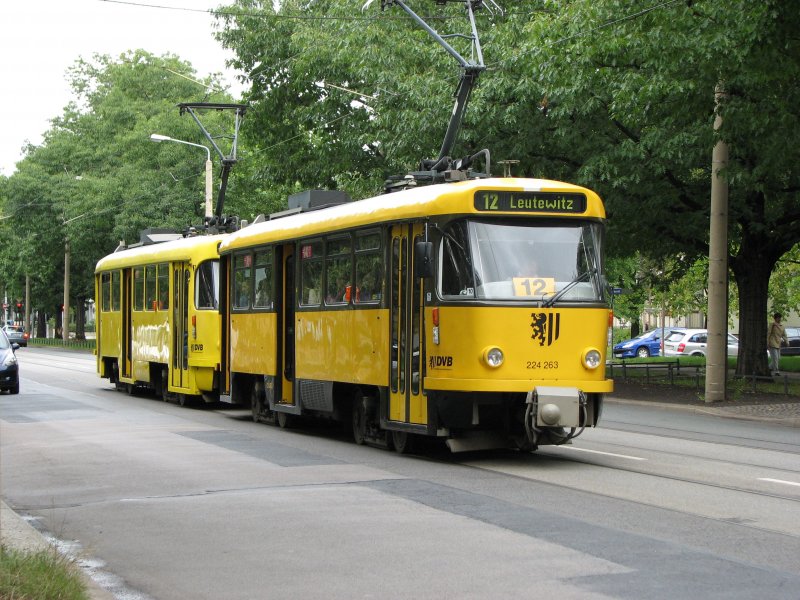 Die Tatratriebwagen T4D-MT 224 263+224 265 sind auf der Linie 12 nach Leutewitz unterwegs.03.09.07. 