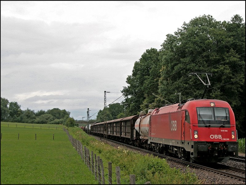 Die Taurus III Dichte ist zwischen M�nchen und Salzburg sehr hoch. Hier bringt die 1216 008 (E190 008) einen gemischten G�terzug bei Vogl in Richtung Salzburg. (09.07.2008)

