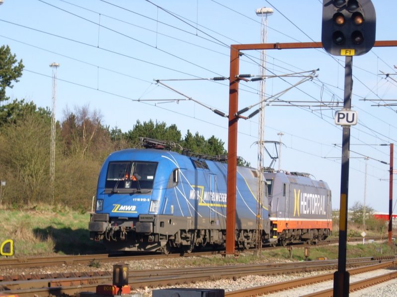 Die Tauruslok von der Mittelweserbahn wird, nachdem sie ihren Zug aus Deutschland angebracht hatte und planmig Bgel ab im 25 kV Bereich den Zug abspannte, durch eine BR 142 (BR 185) von Hectorrail wieder in den 15 kV Bereich geschoben.