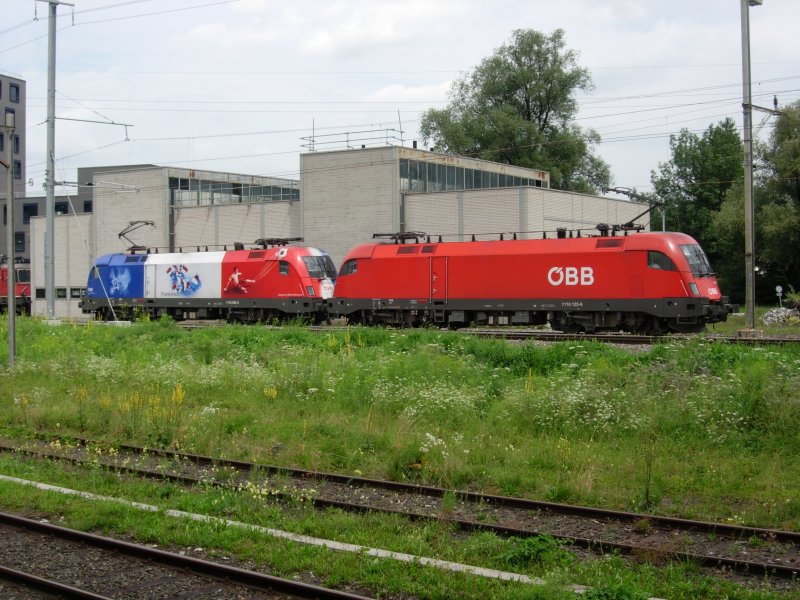 Die Taurusse 1116 123-9 und 1116 003-3 *EM-Frankreich* warten in Buchs/SG auf ihren OEC Vorarlberg um ihn nach Wien West zu bringen. 20.07.08