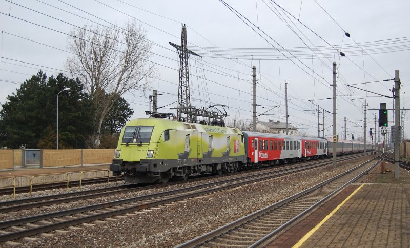 Die Telekomlok 1116 033 ist am 08.12.2008 mit dem
IC 546  Licht fr die Welt  in Marchtrenk durchgefahren.