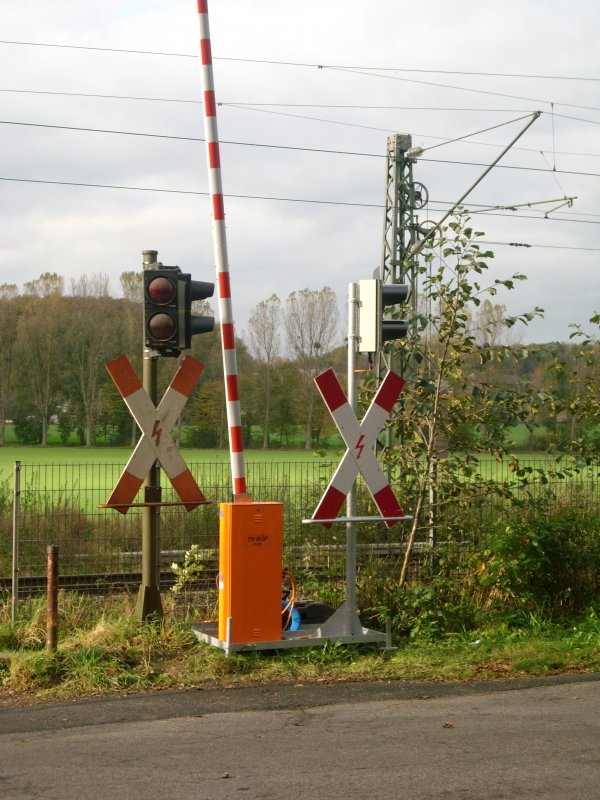 Die  TH B�P , eine mobile Schrankenanlage die von den B�P`s gesteuert werden kann. Einen luxus den man bekommen wenn man seit fast einem Jahr Tag und nacht mit dem Flatterband ruml�uft. ;-)Anlage geht in den n�chsten Tagen auch in Betrieb. Bis die B�P´s und ihre Schranken dann in ca. 7 Monaten abgel�st werden sollen.