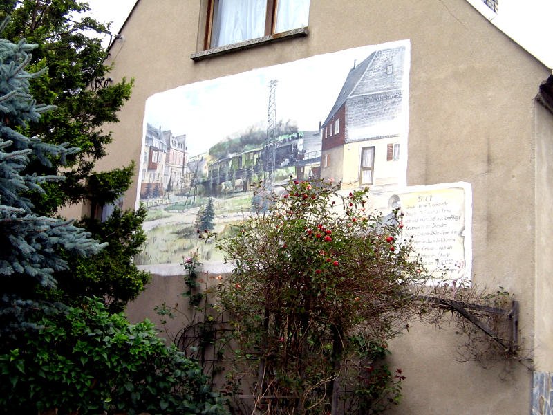Die Thumer Einwohner haben ihre schon lange aus dem Stadtbild verschwundene Schmalspurbahn wahrscheinlich ins Herz geschlossen, 07.09.07 Das Bild zeigt die Br�cke �ber die F�rbergasse. Zum Vergleich die Rester von heute, Bild 135951