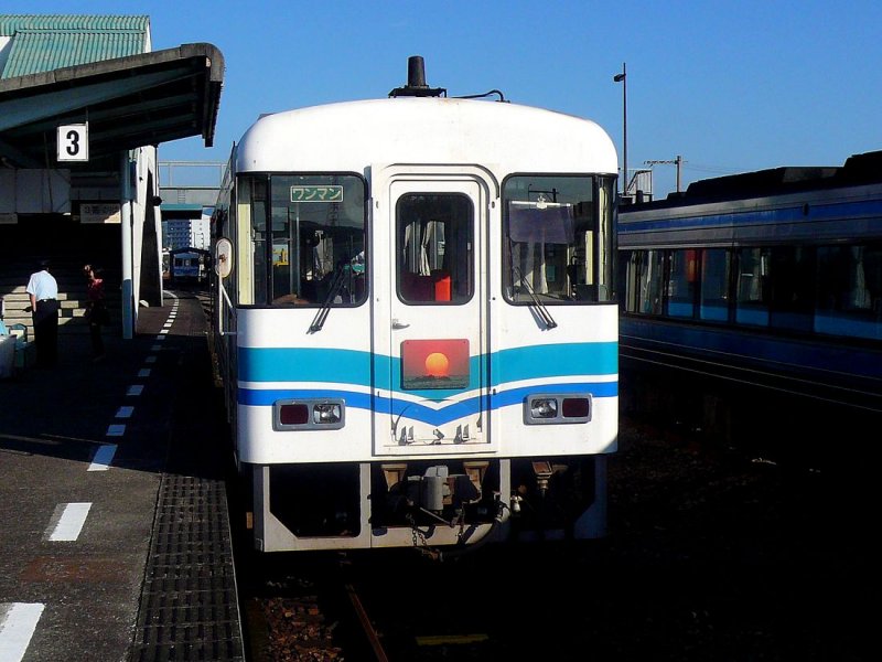 Die Tosa Kuroshio-Bahn (Westabschnitt): Das ist Triebwagen 8002; er trgt das Symbol der Region an der Stirnfront: Die ins Meer untergehende Sonne. Nakamura, 20.September 2009. 