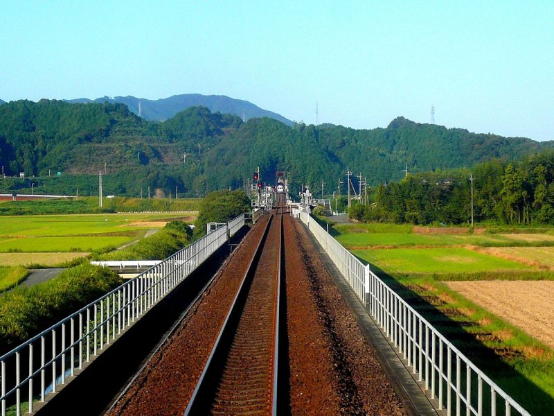 Die Tosa Kuroshio-Bahn (Westabschnitt): Die letzten 23,6 km der Strecke wurden erst 1997 erffnet; man erkennt die neue Bauweise gut, so schnurgerade wie mglich, viele Tunnels, und praktisch durchgehend auf Stelzen in erhhter Lage erstellt. Hier verschwindet nach der Kreuzung Triebwagen 8012 in der Ferne, Arioka, 20.September 2009. 