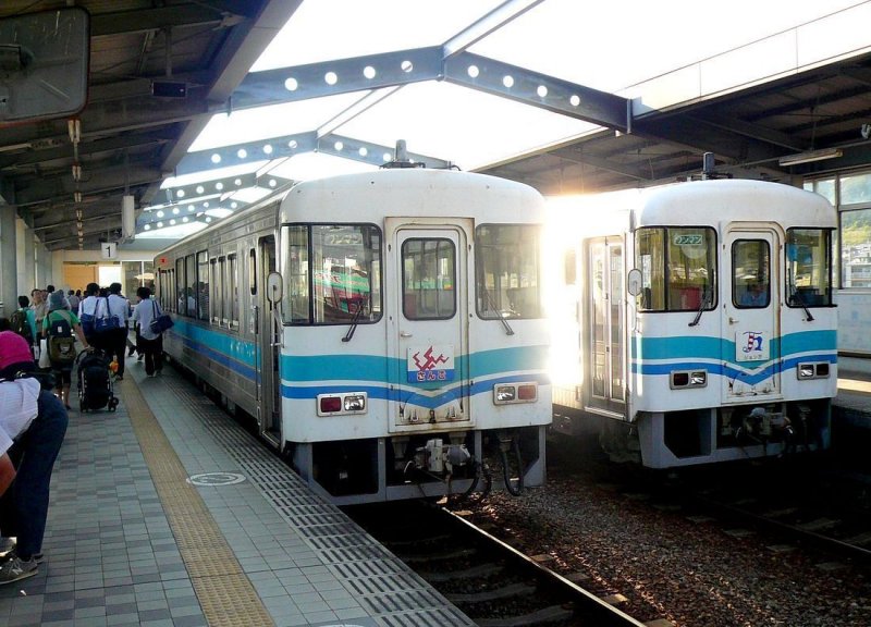 Die Tosa Kuroshio-Bahn (Westabschnitt): Sukumo Endstation; links ist Triebwagen 8002  Koralle  gerade angekommen, rechts steht 8012  John Man  abfahrbereit. Die silbrigen Wagenwnde gleissen wie Spiegel in der Sonne. 19.September 2009.