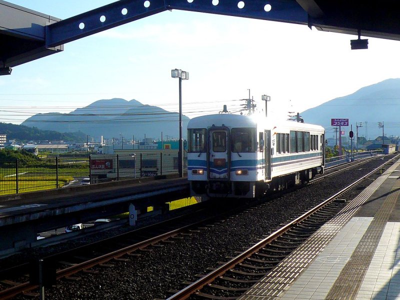 Die Tosa Kuroshio-Bahn (Westabschnitt): Von der aufgehenden Sonne beschienen kommt Triebwagen 8002 an der Endstation Sukumo ganz im Sdwesten von Shikoku an. Diese Triebwagen wurden zwischen 1986 und 1999 gebaut. 20.September 2009.
