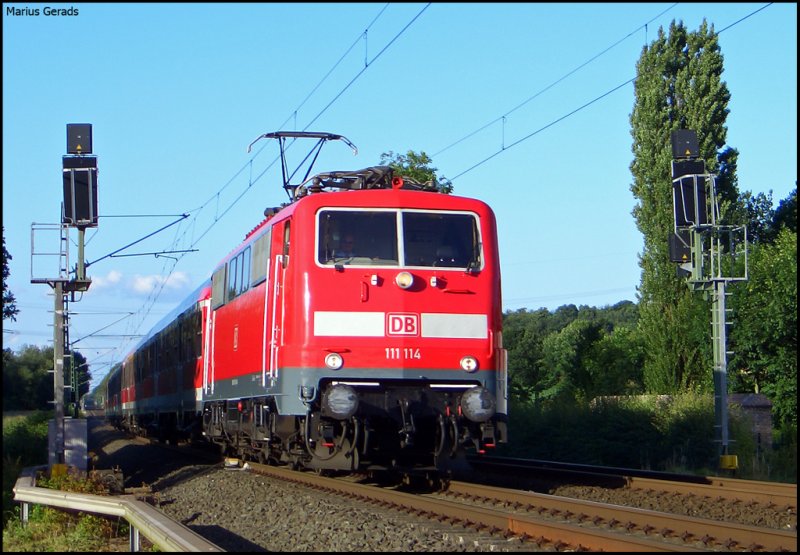 Die total neu lackierte 111 114 mit dem RE11598 nach Aachen am Esig Geilenkirchen, viele Gre an den Tf, danke fr die Ankndigung der Lok! 19.6.2009