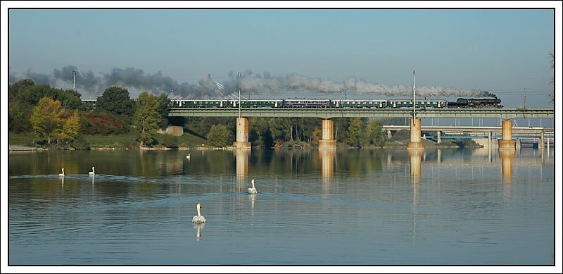 Die Tour O 26 der BB Nostalgie zum Weinlesefest in Retz wurde am 30.9.2007 mit 52.4984  Eberhard  traktioniert. Wie soll es anders sein, ich entschied mich, auch wenn die Fotostelle jetzt fr mich  ausgelutscht  ist, wieder einmal fr die Ostbahnbrcke in der Wiener Lobau. So nett die Schwne im Bild auch sind, sie verhinderten eine Spiegelung des Zuges in der Neuen Donau, denn so ruhig wie an diesem Tag, habe ich die Neue Donau noch nie erlebt.