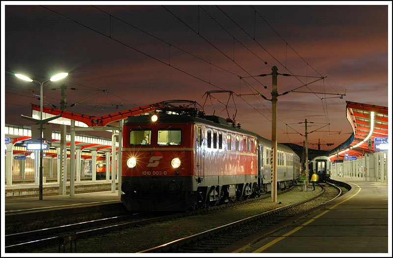 Die Tour O 40 der BB Erlebnisbahn am 9.12.06 von Wien nach Steyr wurde von 1010 003 bespannt. Die Aufnahme zeigt den Zug kurz vor der Abfahrt in Wien Sd als D 16756.