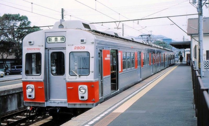 Die Toyohashi-Bahn: Auch diese Bahn benutzt Fahrzeuge, die der Tky-Konzern (Teil der Tokyo S-Bahn) abgestossen hat. Es handelt sich um Tky-Zge Serie 7200 (gebaut 1967), die 2000 und 2008 bernommen und zu 10 3-Wagenzgen formiert wurden. Im Bild Zug 1809 (mit Frontwagen 2809) in Mikawa Tahara, 21.Januar 2007. 