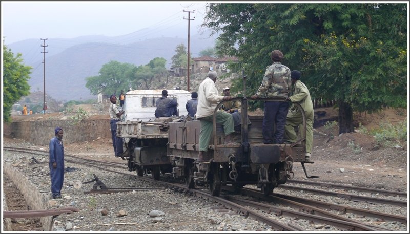 Die  Trackgang  macht sich auf den Weg Richtung Embatkalla. (29.10.2008)