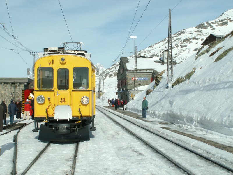 Die traditionellen gelben Berninatriebwagen ABe 4/4 Nr.34 u.30 auch  Kessler Zwillinge  genannt,am 17.02.07 in der Station Ospizio-Bernina(2256 m..M.)