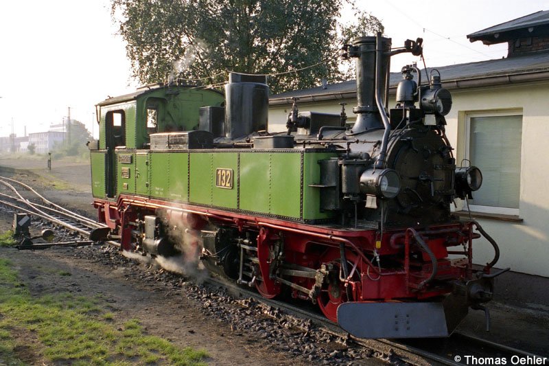 Die Traditions - IV K 132 steht zum Schmalspurbahnfest im September 2005 neben dem Lokschuppen in Radebeul-Ost in der Morgensonne. Sie wird sogleich den ersten Museumszug nach Moritzburg befrdern.