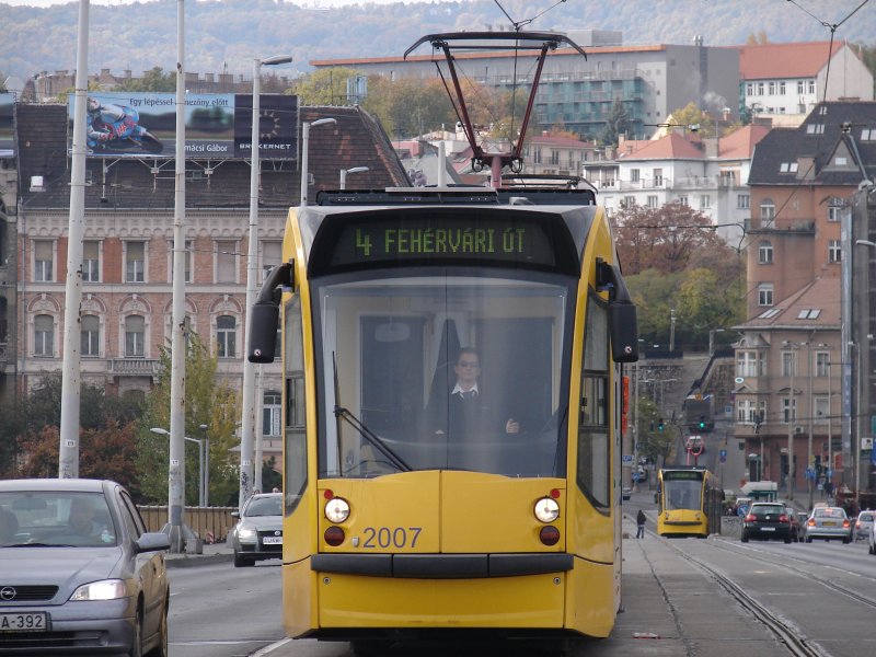 Die Tramlinie 4 nach FEHRVRI T. Die Straenbahn kommt gerade aus Buda und fhrt in den moment ber die Donau nach Pest. Aufgenommen am 22.10.2007