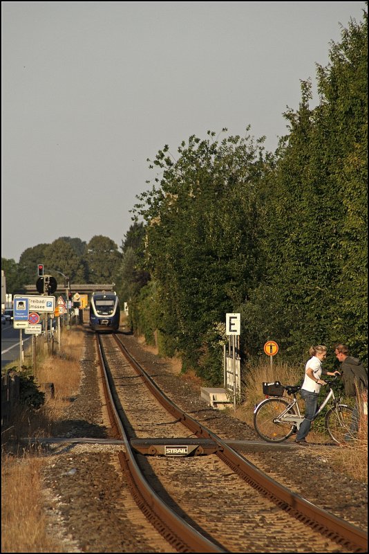 Die Trasse hinter Warendorf in Richtung Beelen ist fast schnurrgerade. Die Zge erreichen eine Geschwindigkeit von 100 Km/H und auf der Bundesstrae gibt es, bis auf den Berreich von Bahnbergngen, keine Geschwindigkeistbegrenzung :). VT726 erreicht auf dem Weg von Bielefeld komment, (NWB81563 RB67  DER WARENDORFER ), dass Stadtgebiet von Warendorf. (24.06.2009)
