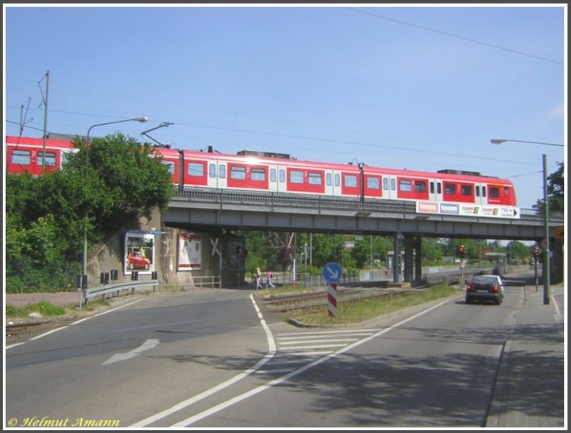 Die Trasse der Linien S1 und S2 �berquert zwischen den Stationen Frankfurt am Main-Nied und Griesheim auf einer Br�cke die Mainzer Landstra�e. Am 04.05.2007 fuhr dieser unerkannt gebliebene 423 auf der Br�cke in Fahrtrichtung Griesheim, das angestrebte und erhoffte Motiv mit einer Stra�enbahn auf der unter der Bahnbr�cke verlaufenden Strecke blieb leider unerf�llt.