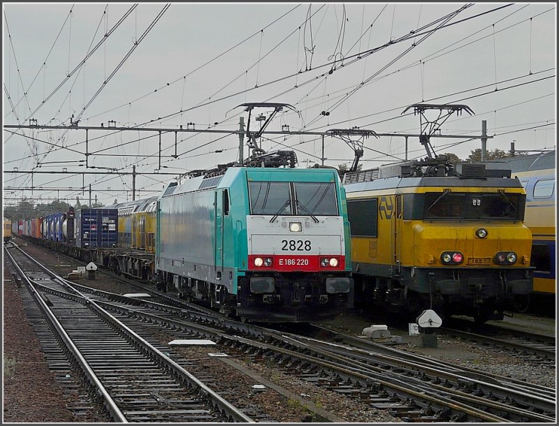 Die TRAXX 2828 mit einem gemischten Gterzug am Haken durchfhrt whrend einer Regenschauer am 05.09.09 den Bahnhof von Roosendaal. (Jeanny)