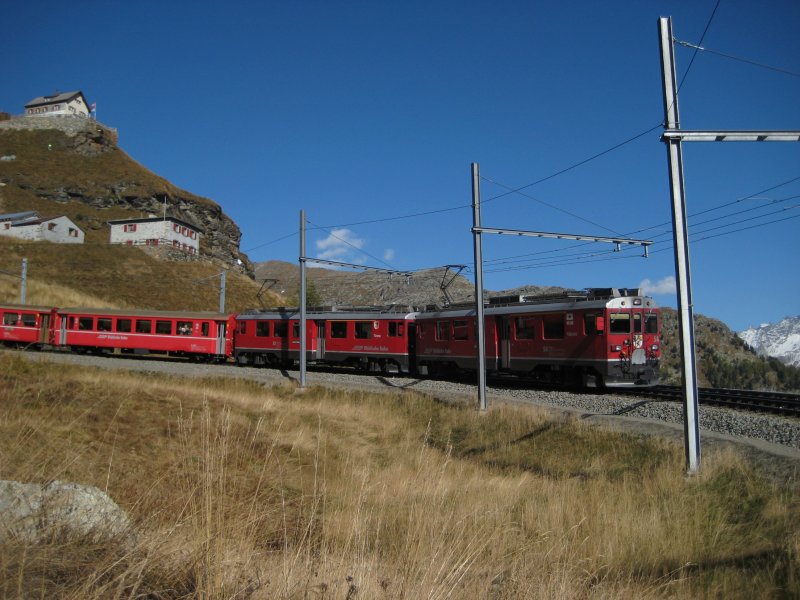 Die Triebwagen ABe 4/4 53 und 54 fahren mit einem Regionalzug durch die Aussichtskurve Richtung Tirano. Alp Grm, 9. Oktober 2008
