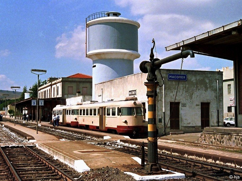 Die Triebwagen ADe 01 und ADe 13 stehen im Bahnhof Macomer FS bereit fr die Fahrt nach Tresnuraghes bzw. Noro (12. September 1989). Die FdS hat einen eigenen Bahnhof in Macomer, im Bahnhof der FS wurde fr die FdS nur ein einzelnes Gleis verlegt.