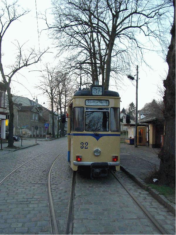Die Triebwagen der Woltersdorfer Straenbahn wurden zwischen 1959 und 1961 in Gotha erbaut. Sie zhlen damit zu den ltesten im tglichen Planbetrieb eingestzten Straenbahnwagen Deutschlands. Ihr ausgezeichneter Zustand lt hoffen, da sie noch einige Zeit im Einsatz bleiben werden.